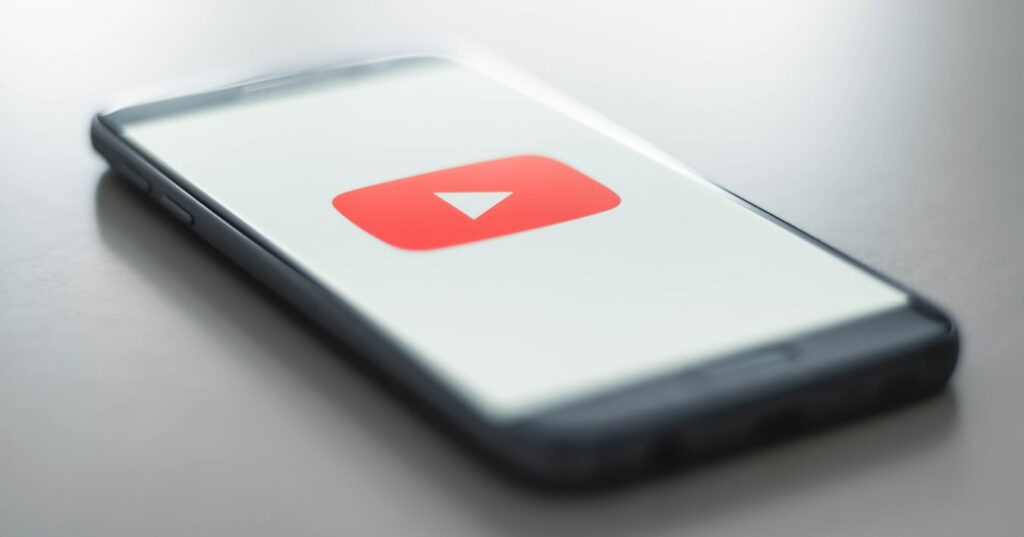 smarthpone met YouTube-logo op